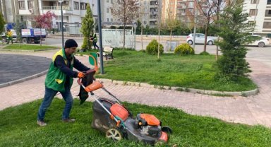 Karaköprü Parkları Yaza Hazırlanıyor: Ekipler Çalışıyor