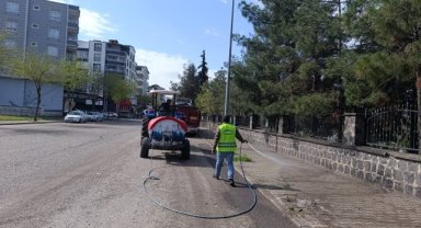 Siverek'te Park ve Bahçeler Müdürlüğü Yabani Otlara Karşı İlaçlama Yaptı
