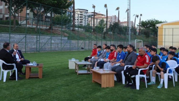 Başkan Nihat Çiftçi, Karaköprü Belediyesporlu genç sporcularla buluştu