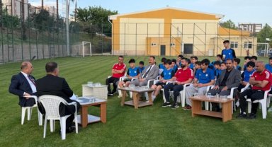 Başkan Nihat Çiftçi'den Karaköprü Belediyespor Altyapı Futbolcularına Motivasyon