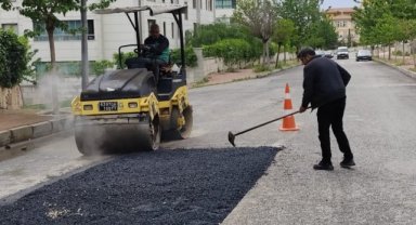 Karaköprü'de Deforme Olan Yollarda Asfalt Yama ve Onarım Çalışmaları Devam Ediyor