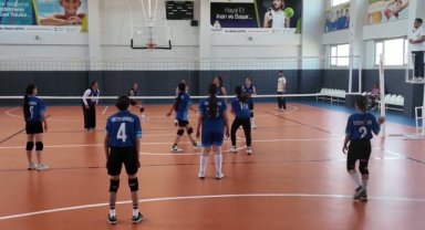 Karaköprü'de Ortaokullar Voleybol Turnuvası Nefes Kesiyor