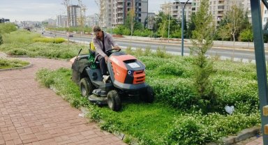 Karaköprü'de Yeşil Alanlar İçin Kapsamlı Çim Biçme Çalışmaları Devam Ediyor